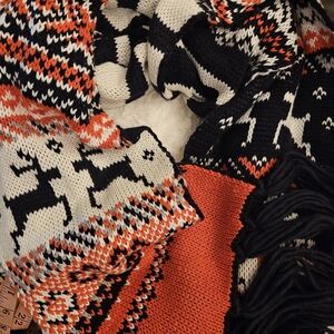 Old Navy Festive Reindeer Knit Scarf And Gloves